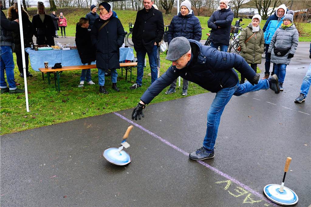 Im Bürgerpark Maria Lindenhof verwandelten Kreide-Kreise den Asphalt in eine Eisstockschießbahn.