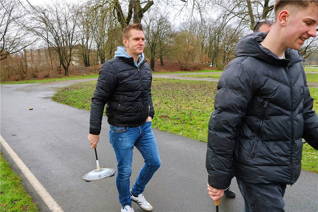 Im Bürgerpark Maria Lindenhof verwandelten Kreide-Kreise den Asphalt in eine Eisstockschießbahn.