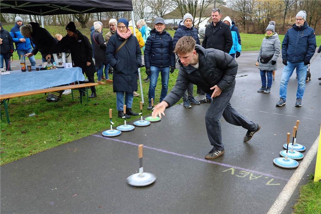 Im Bürgerpark Maria Lindenhof verwandelten Kreide-Kreise den Asphalt in eine Eisstockschießbahn.