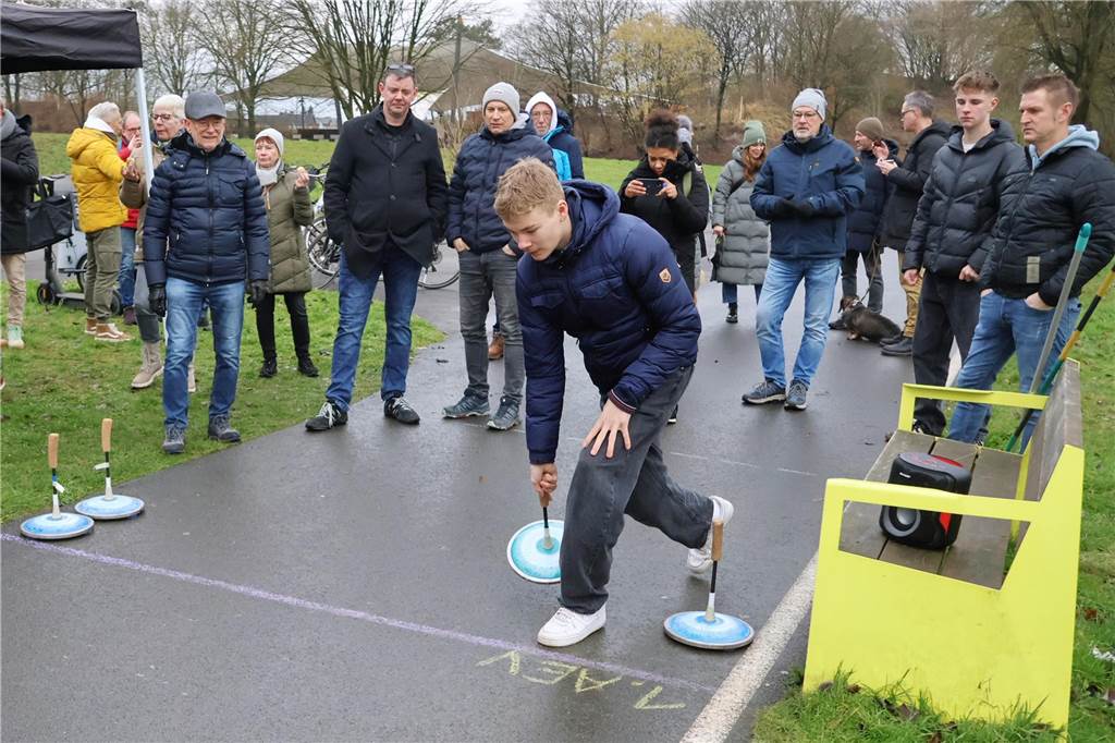 Im Bürgerpark Maria Lindenhof verwandelten Kreide-Kreise den Asphalt in eine Eisstockschießbahn.