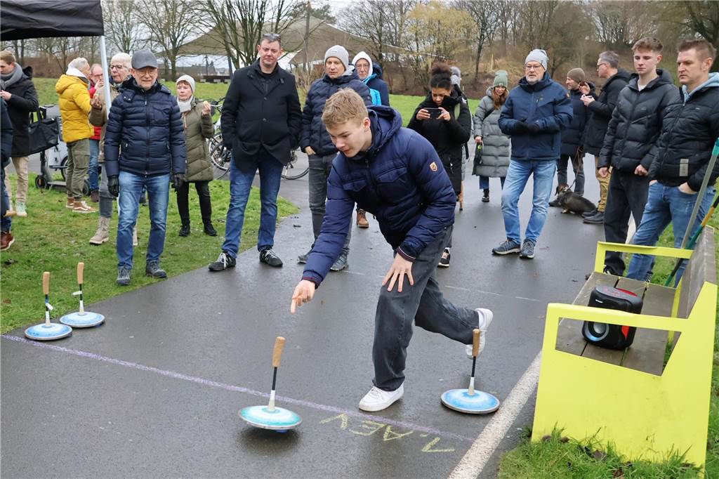 Im Bürgerpark Maria Lindenhof verwandelten Kreide-Kreise den Asphalt in eine Eisstockschießbahn.