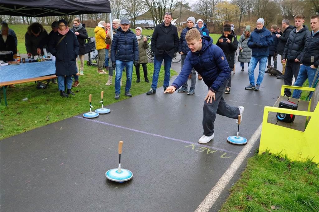 Im Bürgerpark Maria Lindenhof verwandelten Kreide-Kreise den Asphalt in eine Eisstockschießbahn.