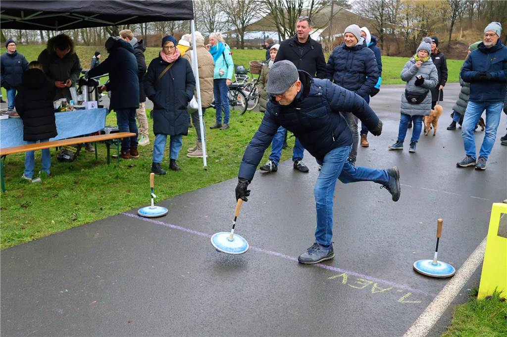 Im Bürgerpark Maria Lindenhof verwandelten Kreide-Kreise den Asphalt in eine Eisstockschießbahn.