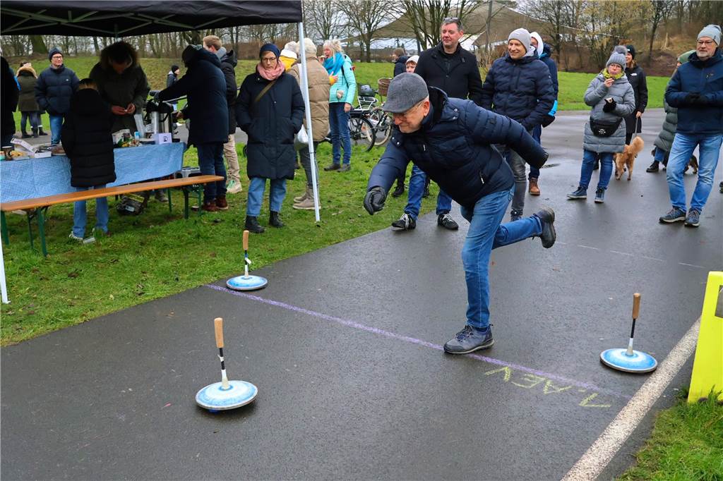 Im Bürgerpark Maria Lindenhof verwandelten Kreide-Kreise den Asphalt in eine Eisstockschießbahn.
