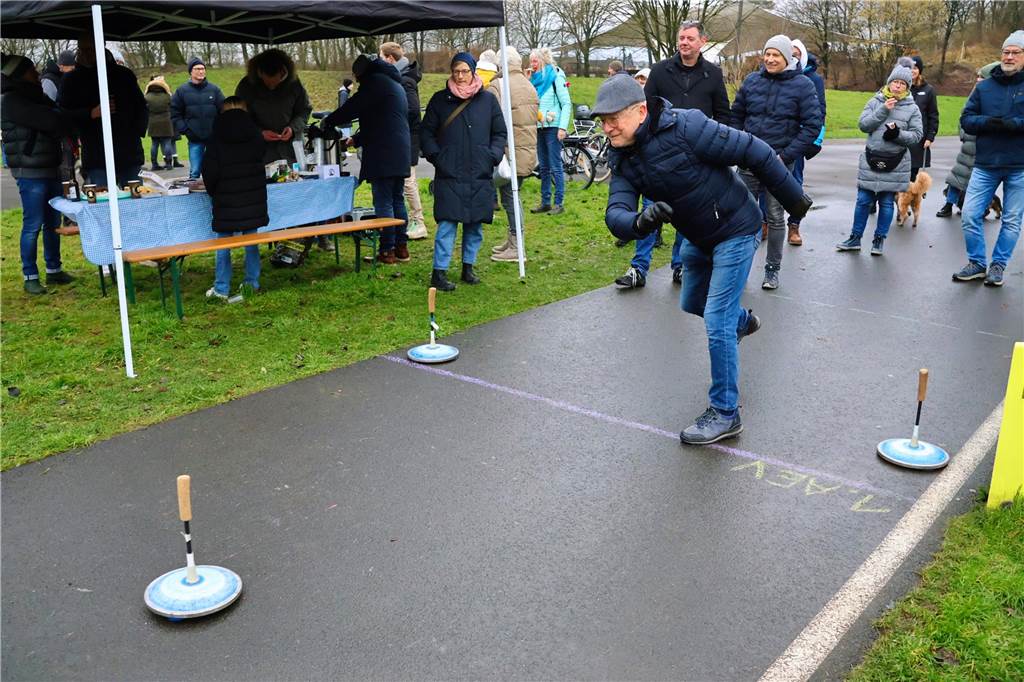 Im Bürgerpark Maria Lindenhof verwandelten Kreide-Kreise den Asphalt in eine Eisstockschießbahn.