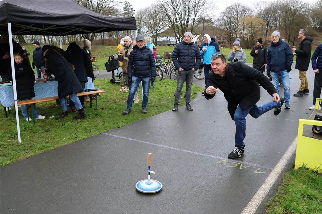 Im Bürgerpark Maria Lindenhof verwandelten Kreide-Kreise den Asphalt in eine Eisstockschießbahn.