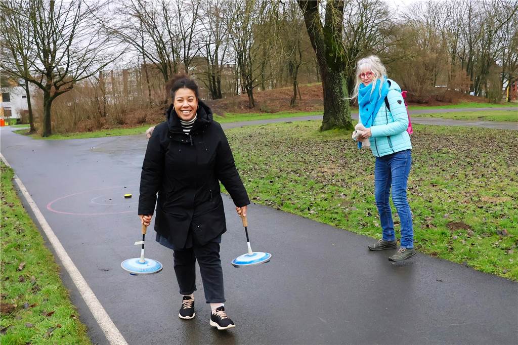 Im Bürgerpark Maria Lindenhof verwandelten Kreide-Kreise den Asphalt in eine Eisstockschießbahn.