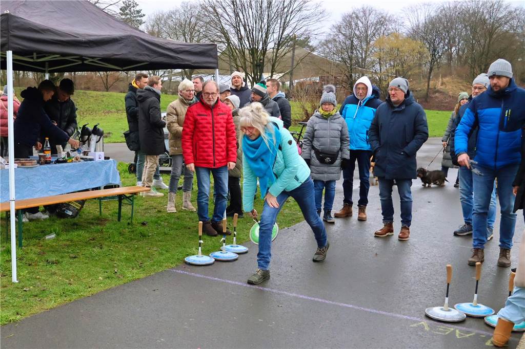 Im Bürgerpark Maria Lindenhof verwandelten Kreide-Kreise den Asphalt in eine Eisstockschießbahn.
