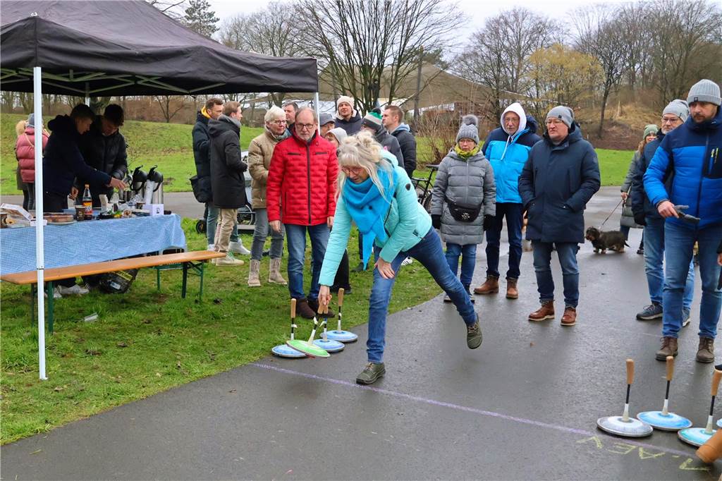 Im Bürgerpark Maria Lindenhof verwandelten Kreide-Kreise den Asphalt in eine Eisstockschießbahn.