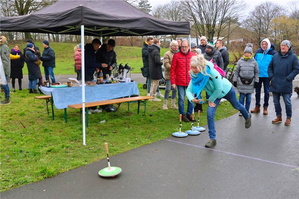 Im Bürgerpark Maria Lindenhof verwandelten Kreide-Kreise den Asphalt in eine Eisstockschießbahn.