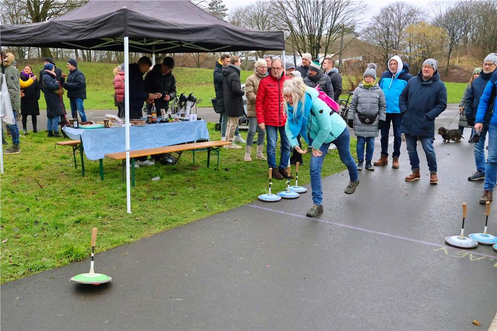 Im Bürgerpark Maria Lindenhof verwandelten Kreide-Kreise den Asphalt in eine Eisstockschießbahn.