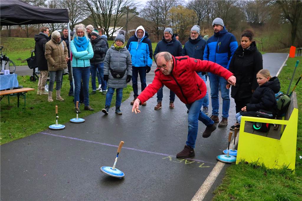 Im Bürgerpark Maria Lindenhof verwandelten Kreide-Kreise den Asphalt in eine Eisstockschießbahn.