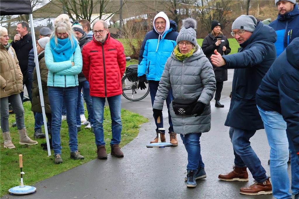 Im Bürgerpark Maria Lindenhof verwandelten Kreide-Kreise den Asphalt in eine Eisstockschießbahn.