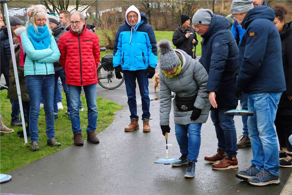Im Bürgerpark Maria Lindenhof verwandelten Kreide-Kreise den Asphalt in eine Eisstockschießbahn.