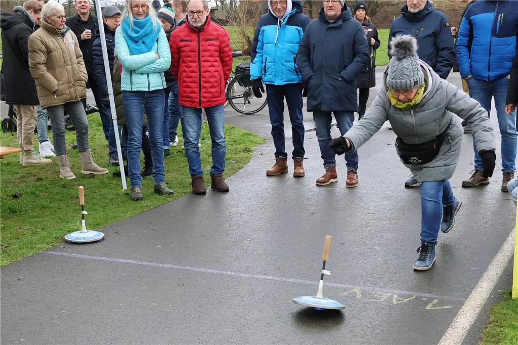 Im Bürgerpark Maria Lindenhof verwandelten Kreide-Kreise den Asphalt in eine Eisstockschießbahn.