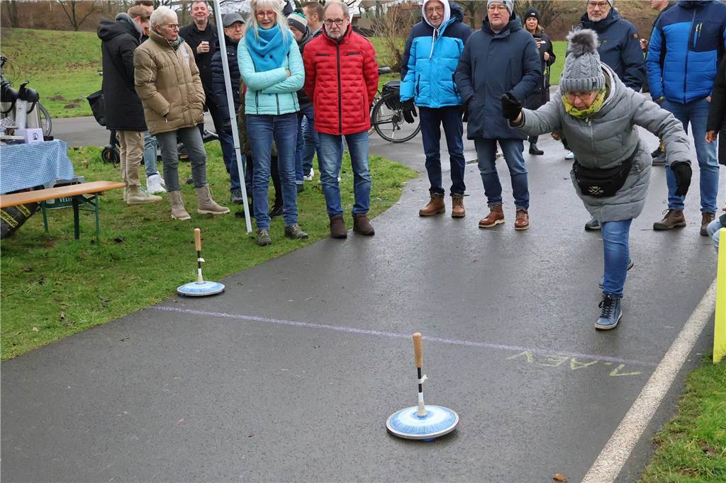 Im Bürgerpark Maria Lindenhof verwandelten Kreide-Kreise den Asphalt in eine Eisstockschießbahn.