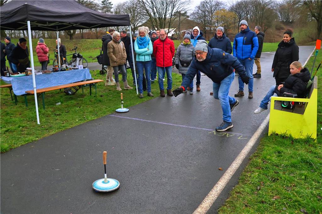 Im Bürgerpark Maria Lindenhof verwandelten Kreide-Kreise den Asphalt in eine Eisstockschießbahn.