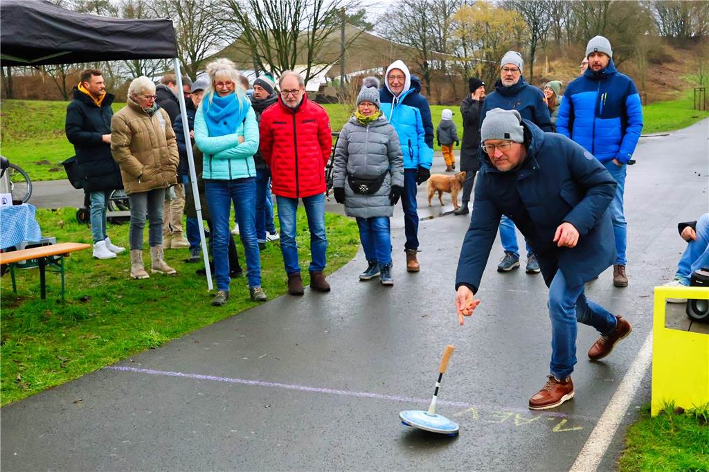 Im Bürgerpark Maria Lindenhof verwandelten Kreide-Kreise den Asphalt in eine Eisstockschießbahn.