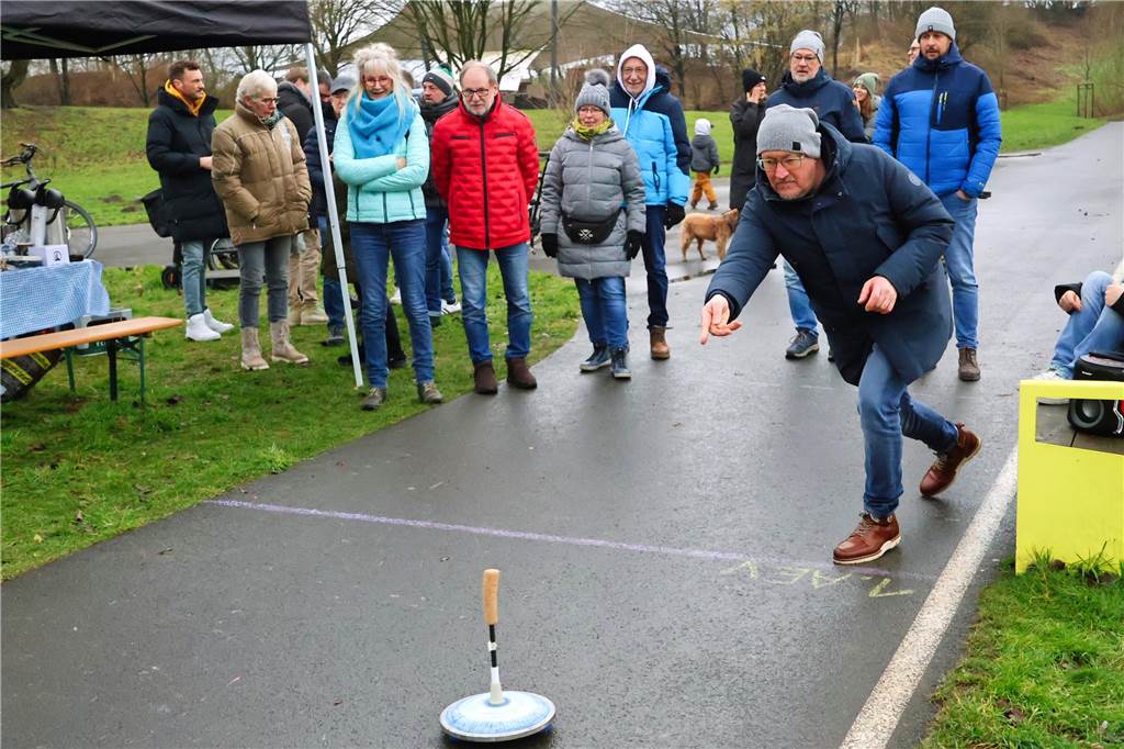 Im Bürgerpark Maria Lindenhof verwandelten Kreide-Kreise den Asphalt in eine Eisstockschießbahn.
