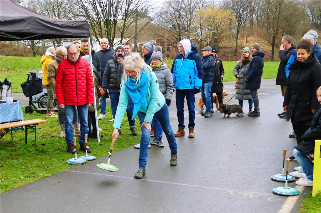 Im Bürgerpark Maria Lindenhof verwandelten Kreide-Kreise den Asphalt in eine Eisstockschießbahn.