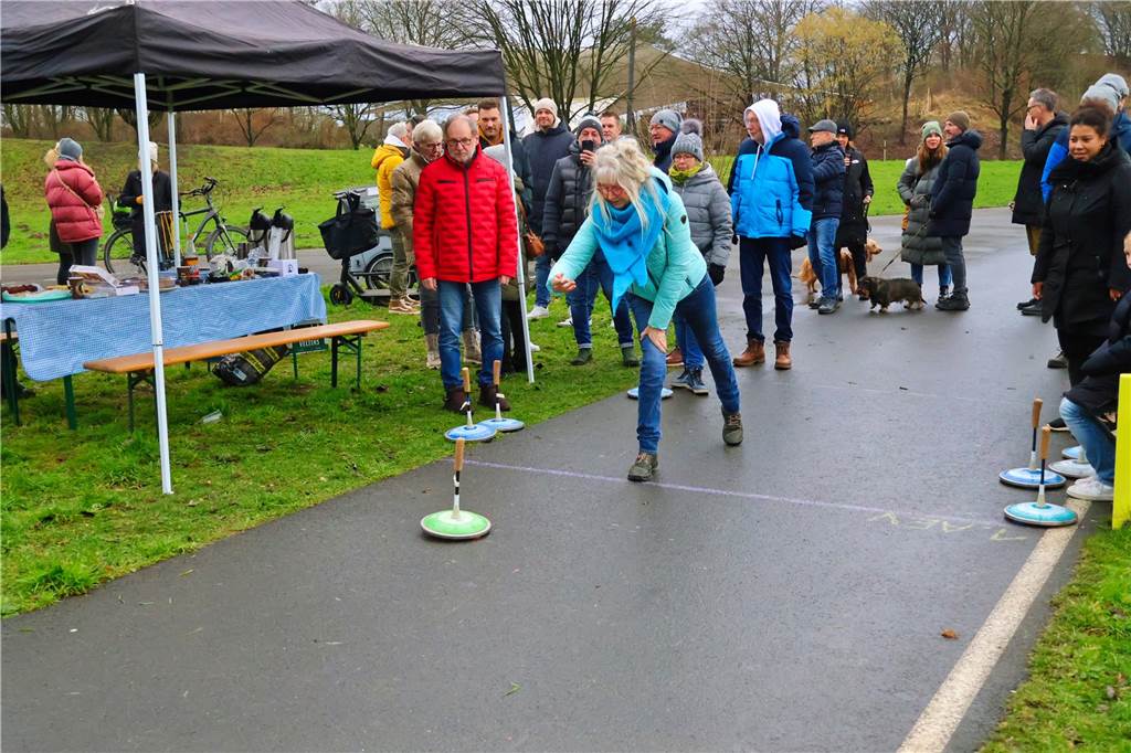 Im Bürgerpark Maria Lindenhof verwandelten Kreide-Kreise den Asphalt in eine Eisstockschießbahn.