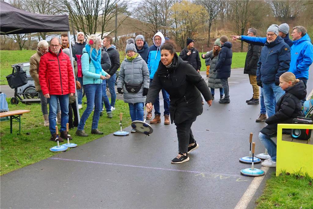 Im Bürgerpark Maria Lindenhof verwandelten Kreide-Kreise den Asphalt in eine Eisstockschießbahn.