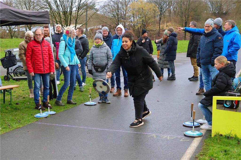 Im Bürgerpark Maria Lindenhof verwandelten Kreide-Kreise den Asphalt in eine Eisstockschießbahn.