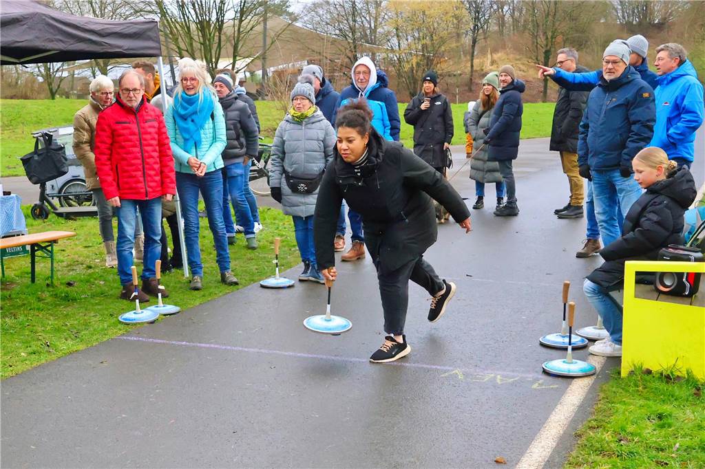 Im Bürgerpark Maria Lindenhof verwandelten Kreide-Kreise den Asphalt in eine Eisstockschießbahn.