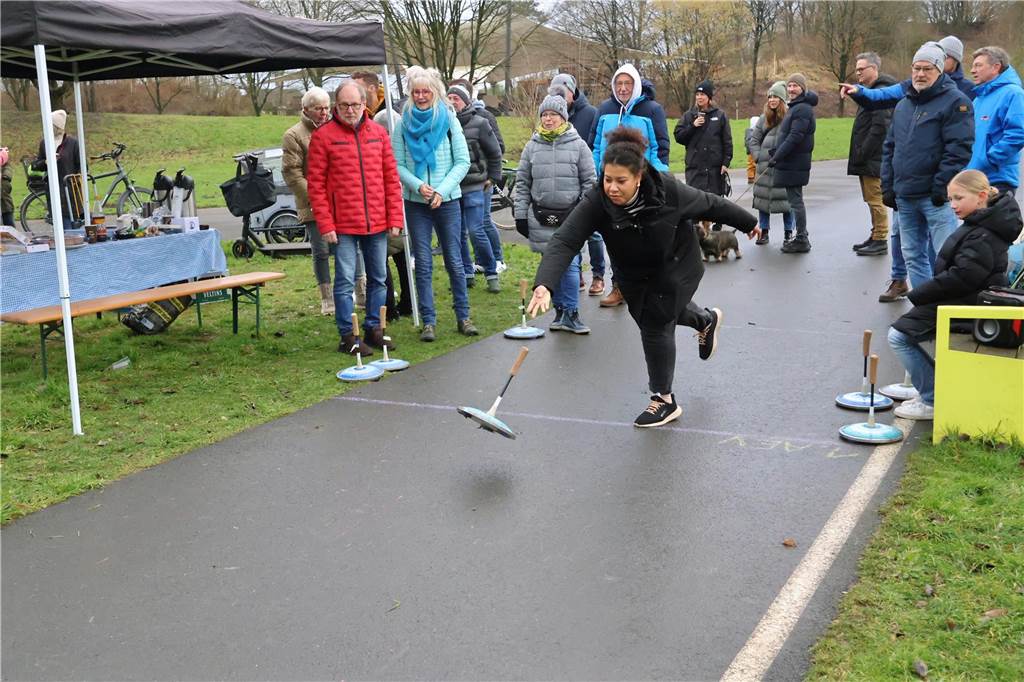 Im Bürgerpark Maria Lindenhof verwandelten Kreide-Kreise den Asphalt in eine Eisstockschießbahn.