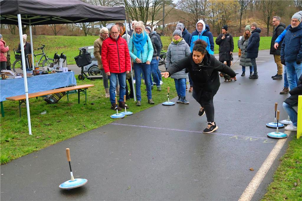Im Bürgerpark Maria Lindenhof verwandelten Kreide-Kreise den Asphalt in eine Eisstockschießbahn.