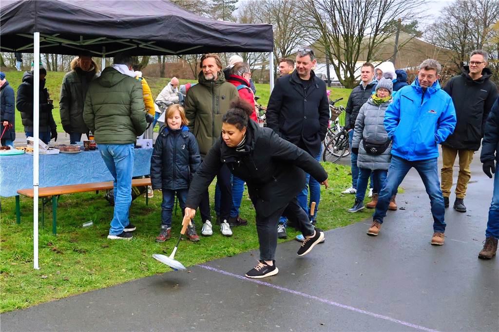 Im Bürgerpark Maria Lindenhof verwandelten Kreide-Kreise den Asphalt in eine Eisstockschießbahn.