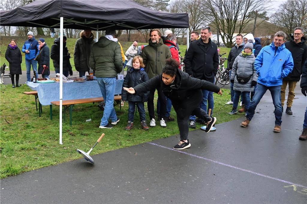 Im Bürgerpark Maria Lindenhof verwandelten Kreide-Kreise den Asphalt in eine Eisstockschießbahn.