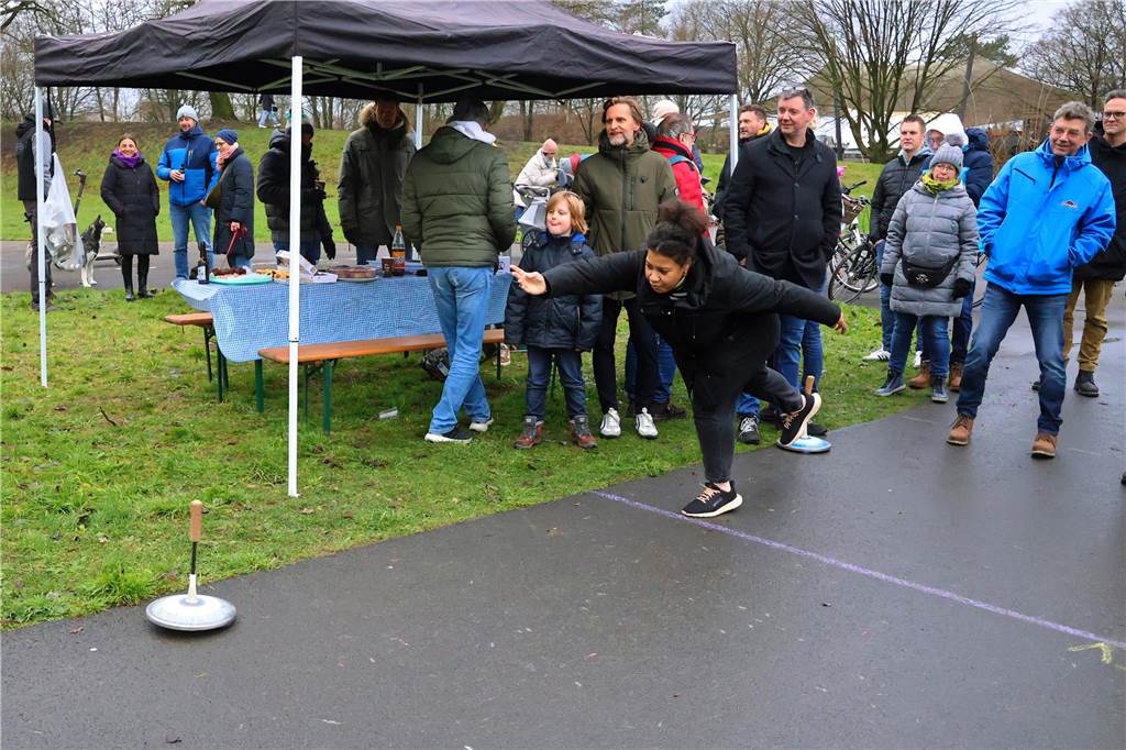 Im Bürgerpark Maria Lindenhof verwandelten Kreide-Kreise den Asphalt in eine Eisstockschießbahn.