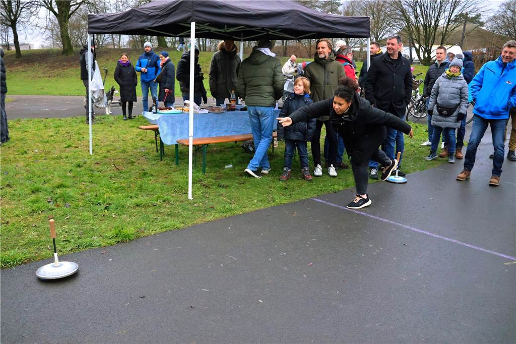 Im Bürgerpark Maria Lindenhof verwandelten Kreide-Kreise den Asphalt in eine Eisstockschießbahn.
