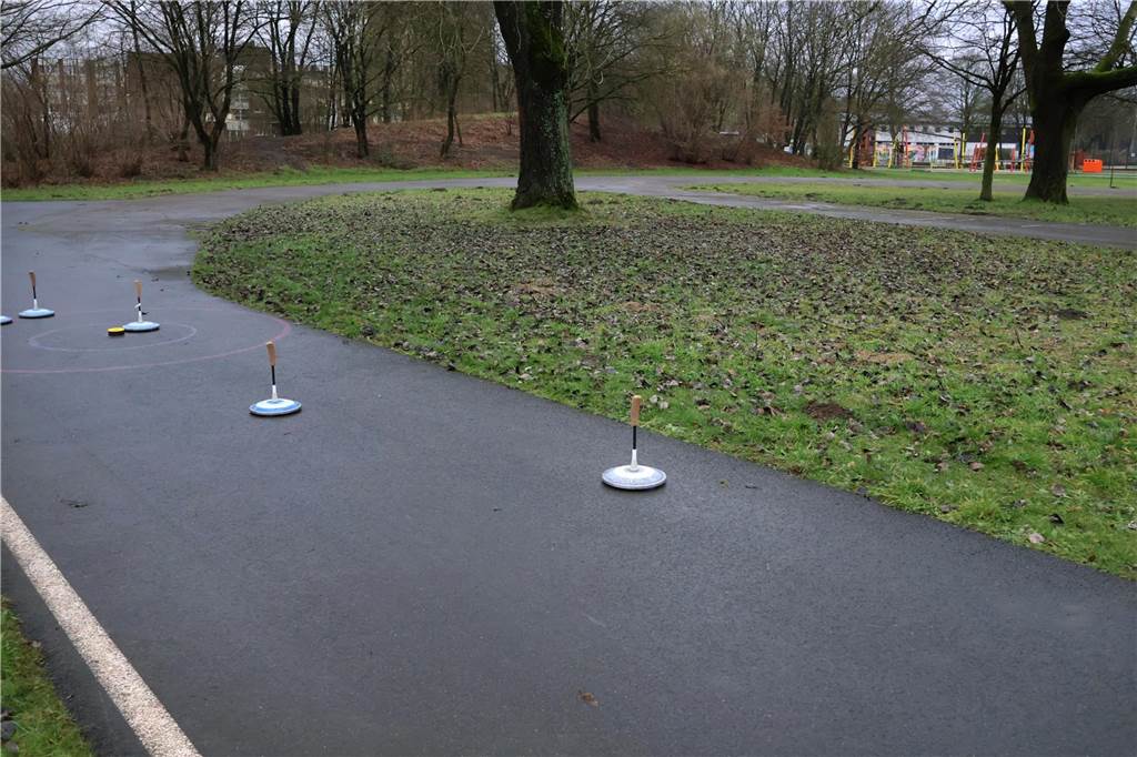 Im Bürgerpark Maria Lindenhof verwandelten Kreide-Kreise den Asphalt in eine Eisstockschießbahn.