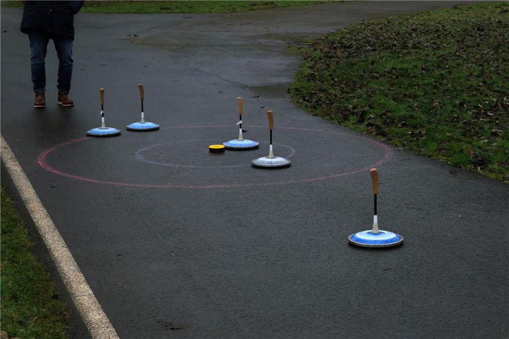 Im Bürgerpark Maria Lindenhof verwandelten Kreide-Kreise den Asphalt in eine Eisstockschießbahn.