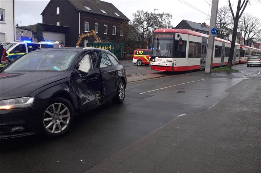 Straßenbahn übersehen: Fahrerin bei Zusammenprall verletzt Auf dem Asselner Hellweg prallten am Montagnachmittag (21.2.) eine Straßenbahn und ein Auto zusammen