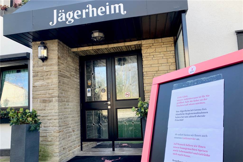 „Wer soll noch kommen?“: Jägerheim mit 17 Angestellten kämpft ums Überleben Auf dem Aufsteller vor dem Jägerheim werden die Gäste über das momentane Angebot informiert.