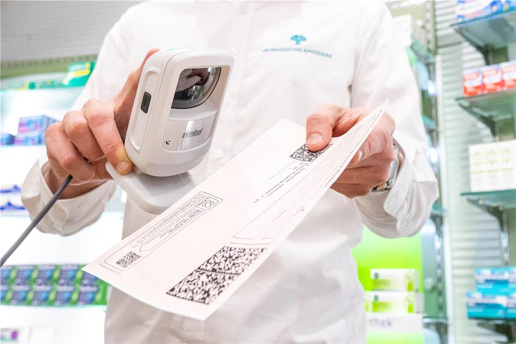 Ärztin Dr. Anna Malik enttäuscht über E-Rezept-Aus Auf dem Ausdruck eines E-Rezeptes befindet sich ein QR-Code, der in Apotheken eingescannt wird.