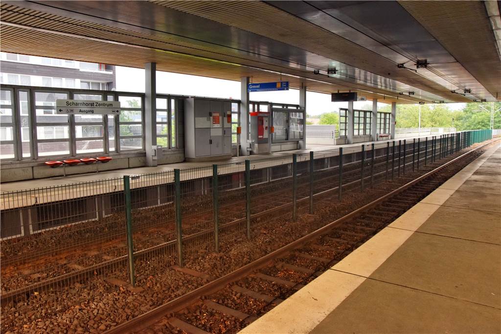 Fehlendes Blindenleitsystem bringt Sehbehinderte an Gleisen in Gefahr Auf dem Bahnsteig der Station Scharnhorst Zentrum fehlen Bodenplatten, es gibt lediglich einen aufgemalten weißen Streifen.