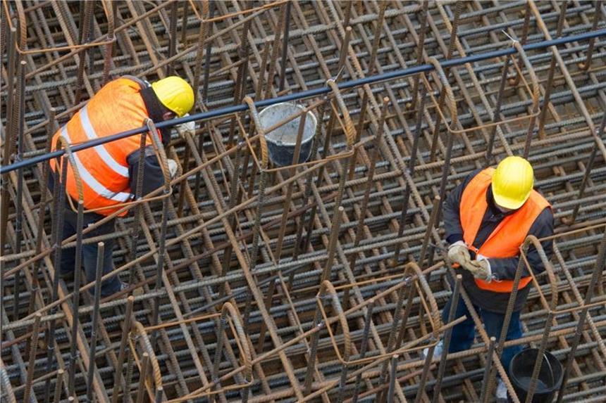 Bundesbank: Kräftiger Aufschwung geht weiter Auf dem Bau ist die Nachfrage so groß, dass manche Firmen Aufträge nicht zügig abarbeiten könnten. Foto: Patrick Pleul