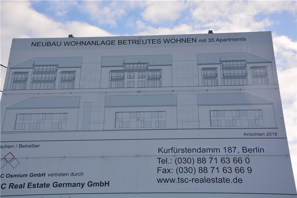 Nachbarn fühlen sich betrogen: Aus Einzelhäusern wurde eine 52-Meter-“Großstadtfassade“ Auf dem Bauschild ist noch zu sehen, dass der Investor zunächst mit verglasten Treppenhäusern geplant hat. Bei der Vergabe des Projektes 2014 waren überhaupt keine Übergänge zwischen den Häusern vorgesehen.