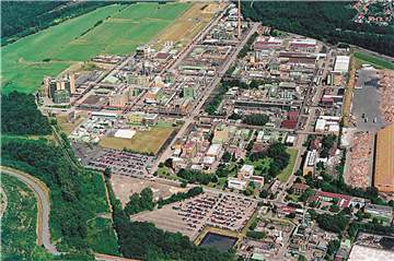 Auf dem Bayer-Nordgelände in Bergkamen, auf dem Bild links oben, könnten zusammen mit einer Laborfläche rund 1600 Arbeitsplätze in der Chemischen Industrie angesiedelt werden. Noch fehlt aber die richtige Idee für die Produktion.