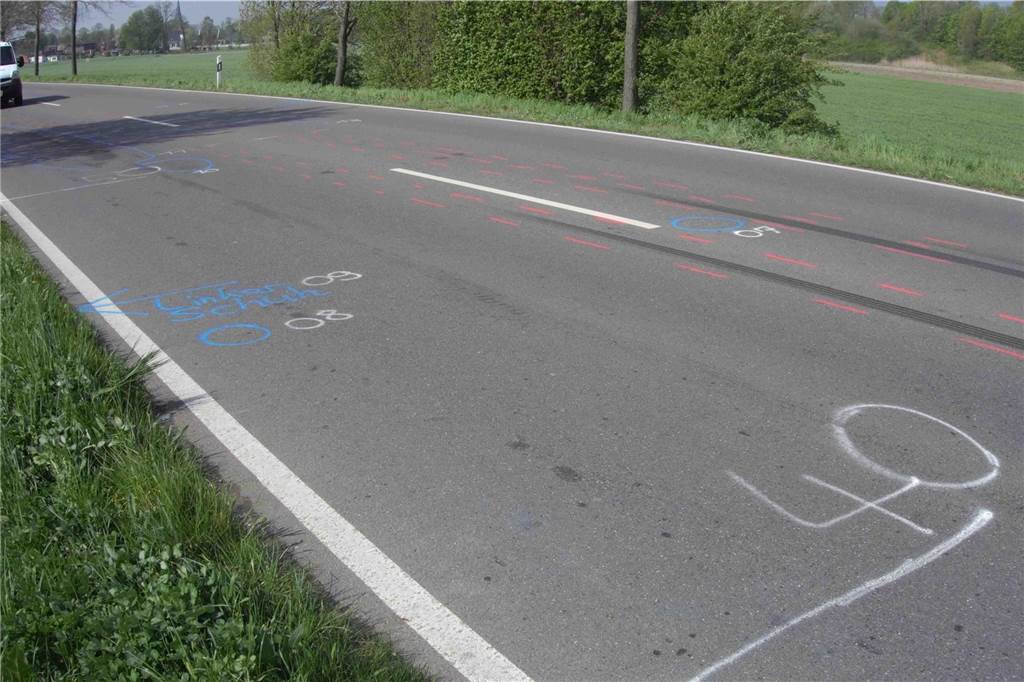 Schluss mit der Lebensgefahr für Radfahrer und Touristen! Auf dem Bentweg in Olfen kam es im vergangenen Jahr zu einem Unfall. Nach 120 Metern kam das Auto auf der Gegenseite im Gras zum Stehen. Die Polizei hatte damals die Unfallspuren markiert.