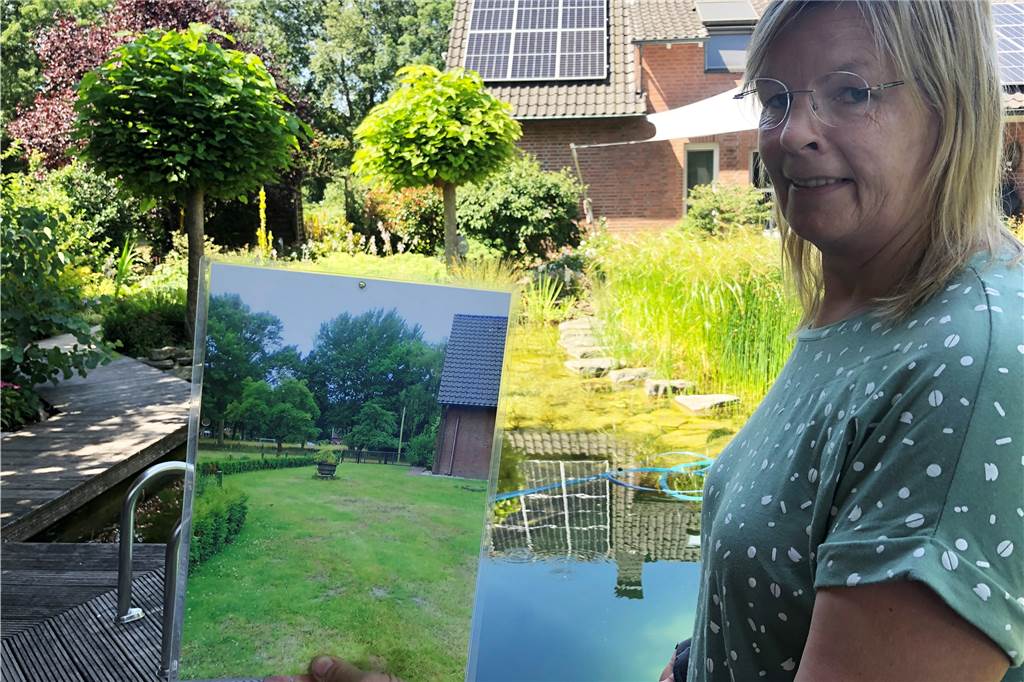 Leonore Demmer zeigt ihr Traumhaus und Gartenparadies (mit Video) Auf dem Bild zeigt Leonore Demmer, wie der Garten aussah, bevor die Familie ihn herrichtete.