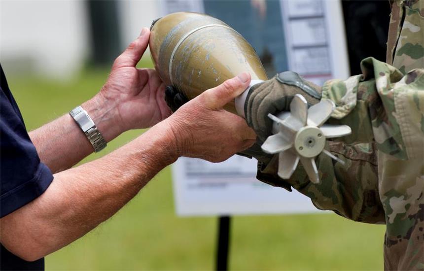 Olfener fand Granate: Wie reagiert man richtig? Auf dem Bild zu sehen ist eine amerikanische Mörsergranate. Aber auch Bomben und Munition werden immer wieder als Spätfolgen des Zweiten Weltkriegs gefunden. Der Kampfmittelräumdienst rückt an und beseitigt sie.