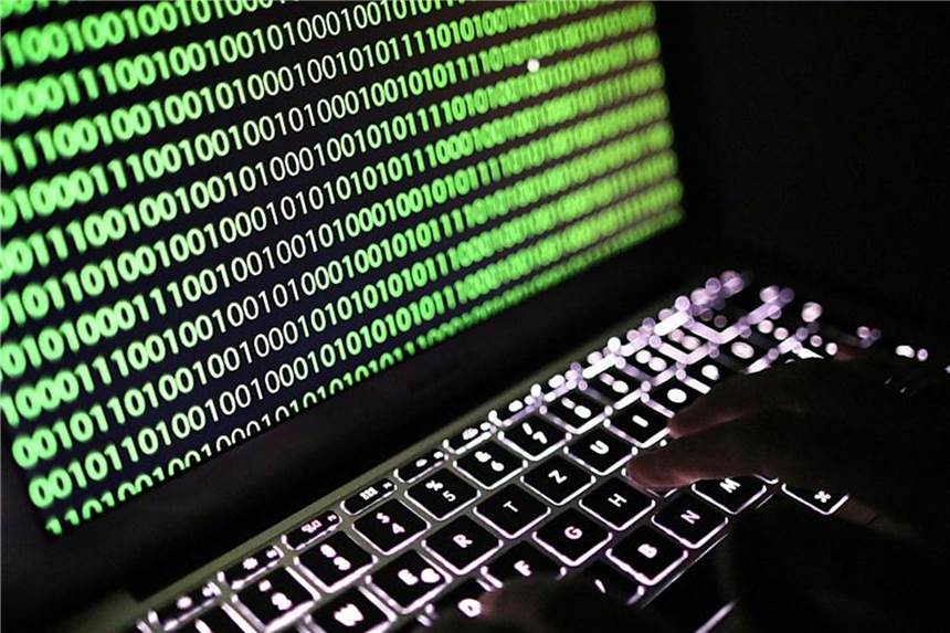 Cyberangriff auf US-Demokraten stellt sich als Test heraus Auf dem Bildschirm eines Laptops ist der Binärcode zu sehen. Foto: Oliver Berg/Illustration