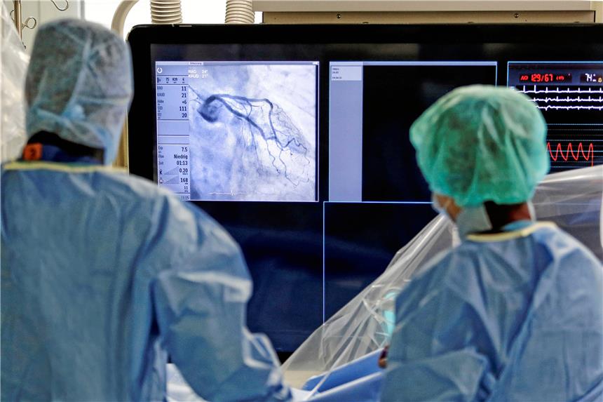 Schnelle Hilfe für das kranke Herz Auf dem Bildschirm im Herzkatheterlabor werden die Herzkranzgefäße sichtbar. Die Ärzte können erkennen, welches Gefäß verstopft ist.