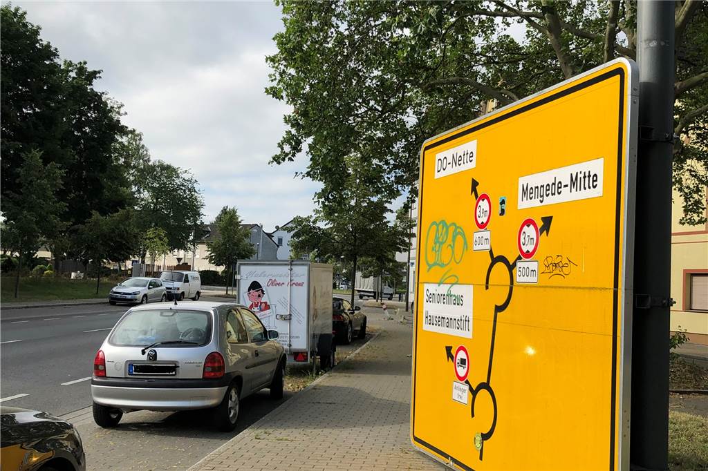 Auf dem Boden hängt das Schild, das in den zwei aufeinanderfolgenden Kreisverkehren Orientierung geben soll.