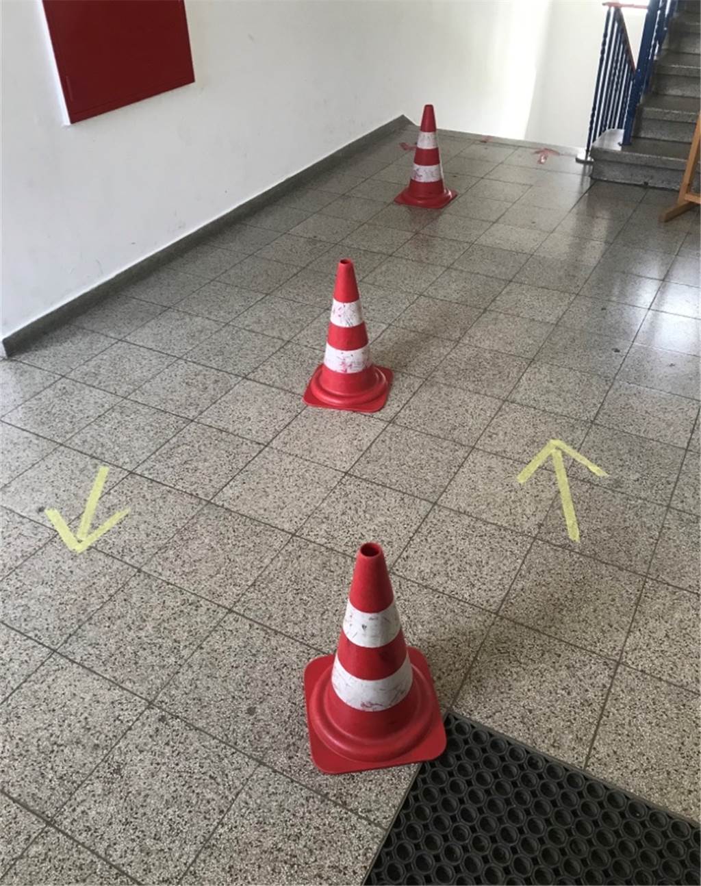 NRW wirft Grundschul-Plan um? Schulleiter aus Schwerte: Ich hab Puls Auf dem Boden sind die Laufwege eingezeichnet.